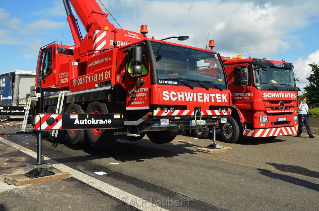 Schwerer VU A 1 Rich Koeln hinter AS Burscheid P510.JPG - Miklos Laubert